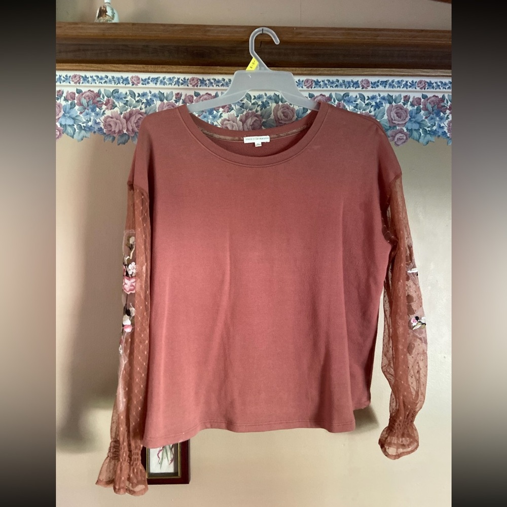 Women’s mauve floral lace sleeve sweater. Size xl. Coco & jaimeson brand
